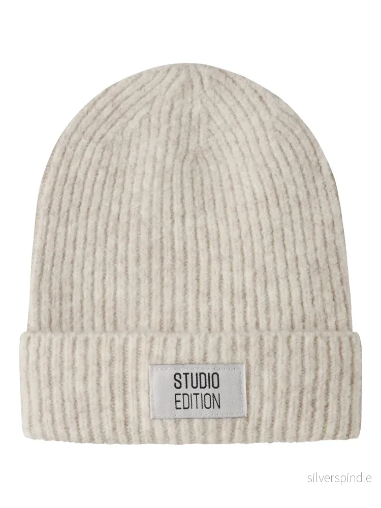 Maj Stickad Mössa Studio Edition