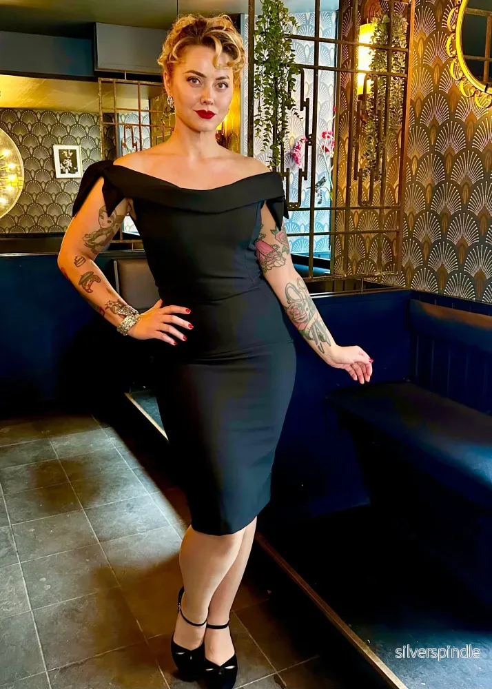 Tilly pennklänning med off shoulder - svart - Bild 2