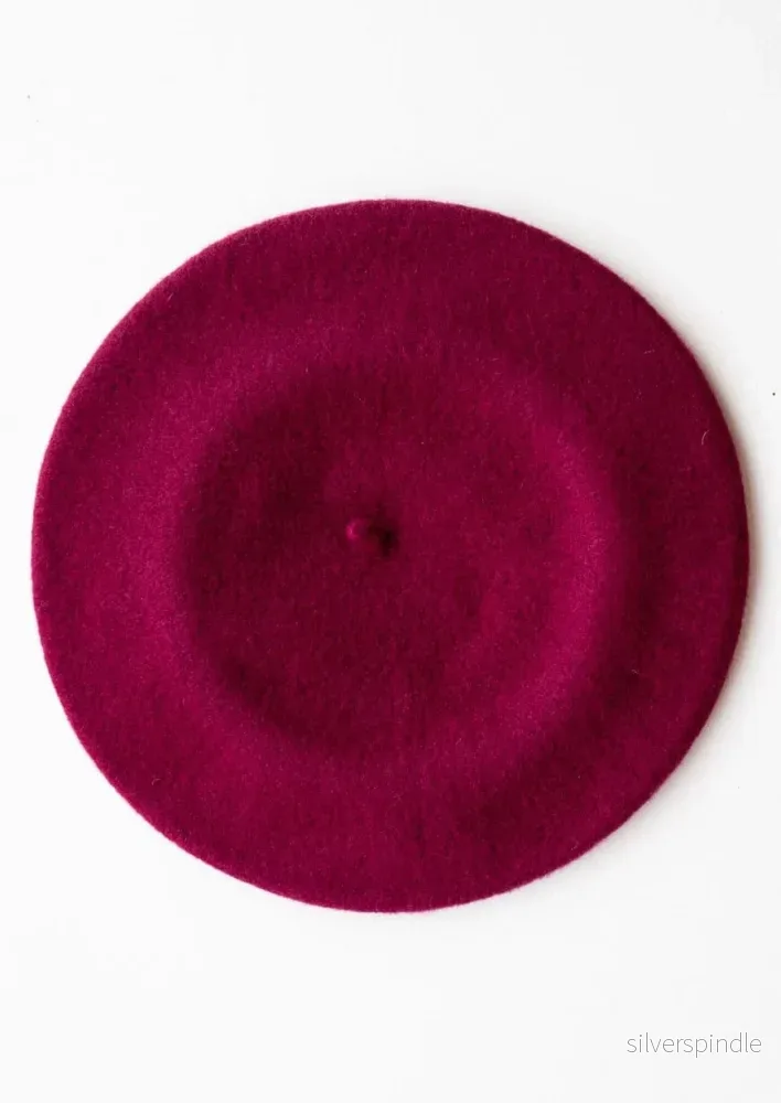 Klassisk basker i ull – fuchsia