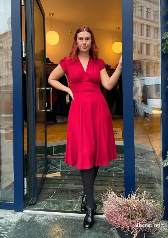 Ava - Klassisk klänning i A-form i rött - Bild 2