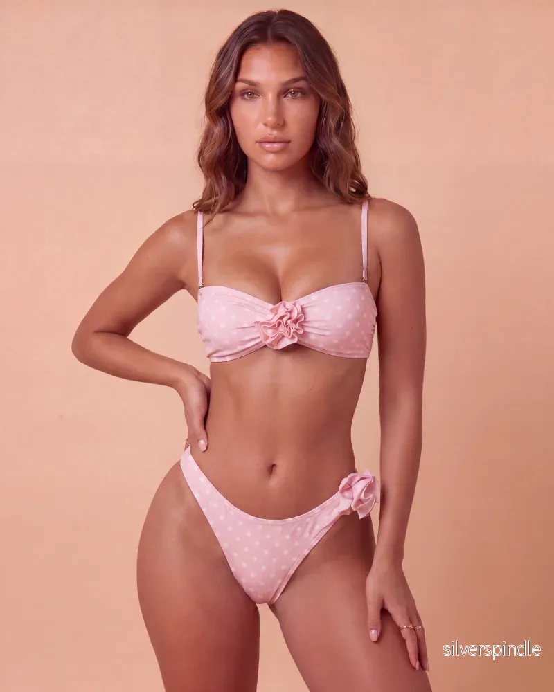 Maya | Elegant Högskuren Bikini med Rosett och Prickar Maya | Elegant Högskuren Bikini med Rosett och Prickar