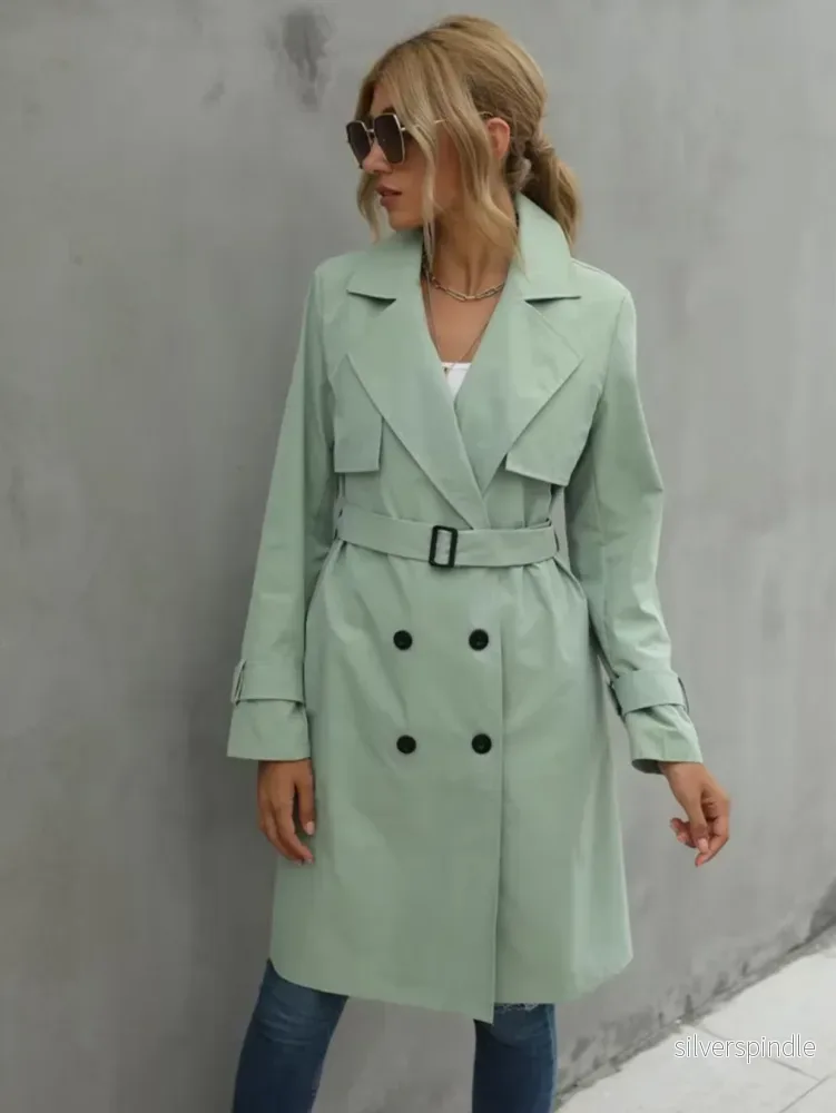Elegant Trenchcoat för Kvinnor med Vindskydd och Midjebälte | Tidlös Stil för Alla Tillfällen Elegant Trenchcoat för Kvinnor med Vindskydd och Midjebälte | Tidlös Stil för Alla Tillfällen
