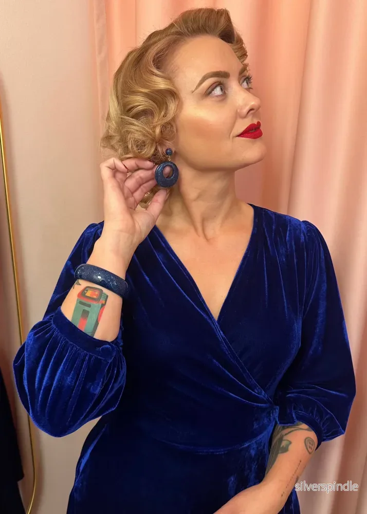Glitterbågeörhängen i 1950-tals vintagestil - kungsblå - Bild 2