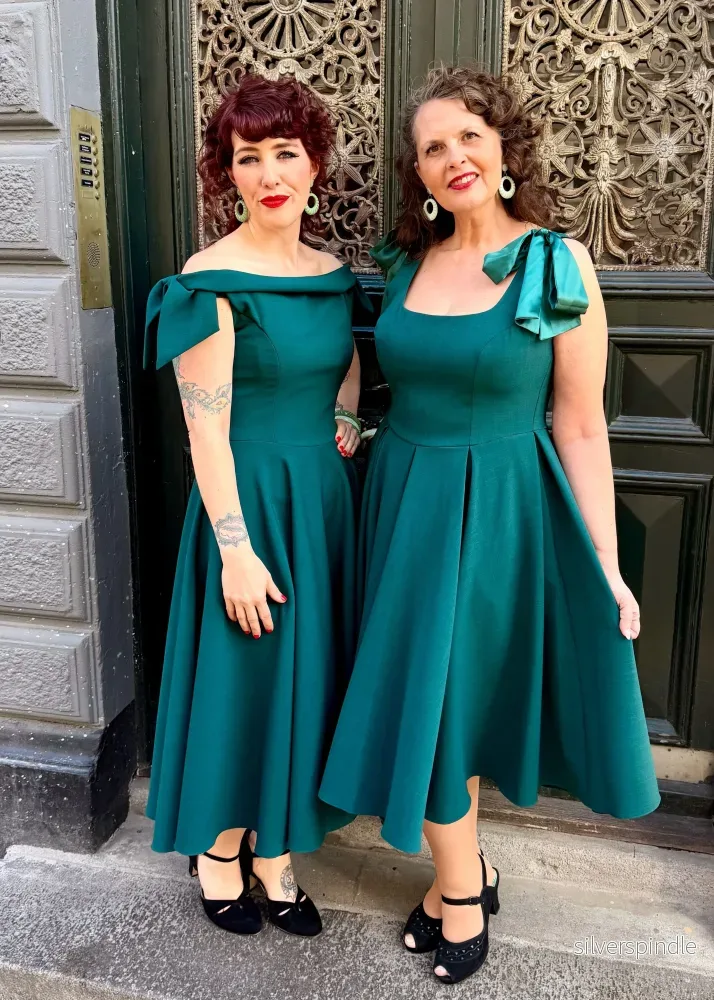 Tilly pennklänning med off shoulder - grön - Bild 2