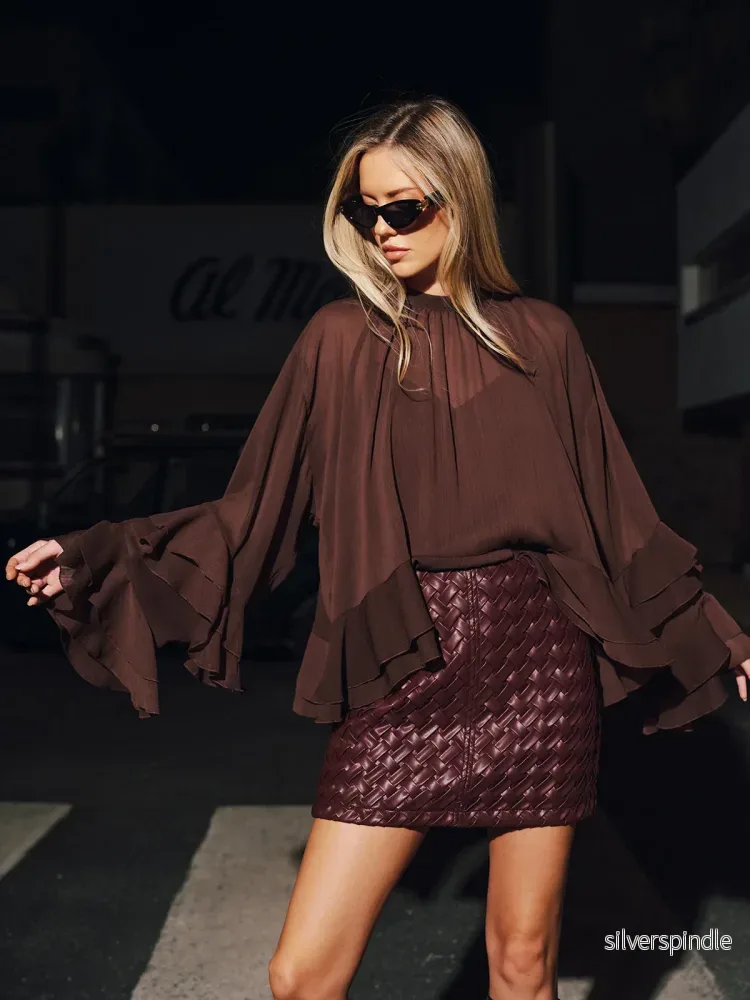 Emma | Halvtransparent Blus med Volangdetalj