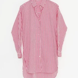 OVERSIZED SKJORTA SKJORTKLÄNNING – Randig OVERSIZED SKJORTA SKJORTKLÄNNING – Randig
