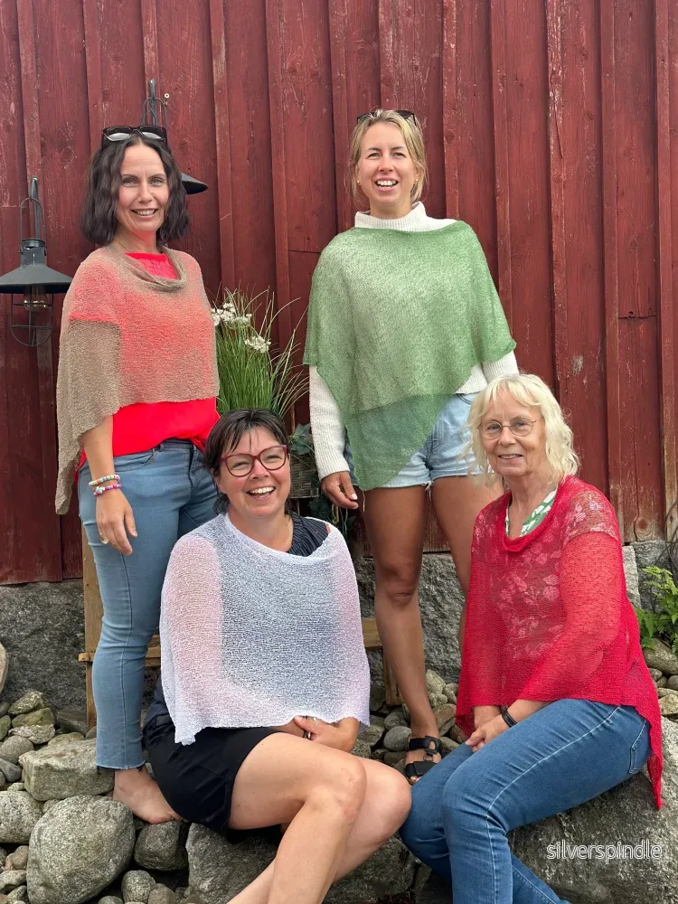 Ella Cape – Finstickad cape i 60+ färger Ella Cape – Finstickad cape i 60+ färger