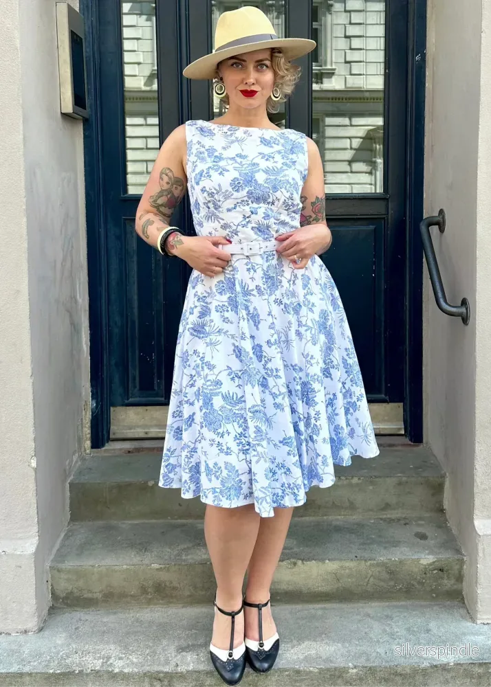 Ruby swingklänning ärmlös - vitt med blå blommor - Bild 2
