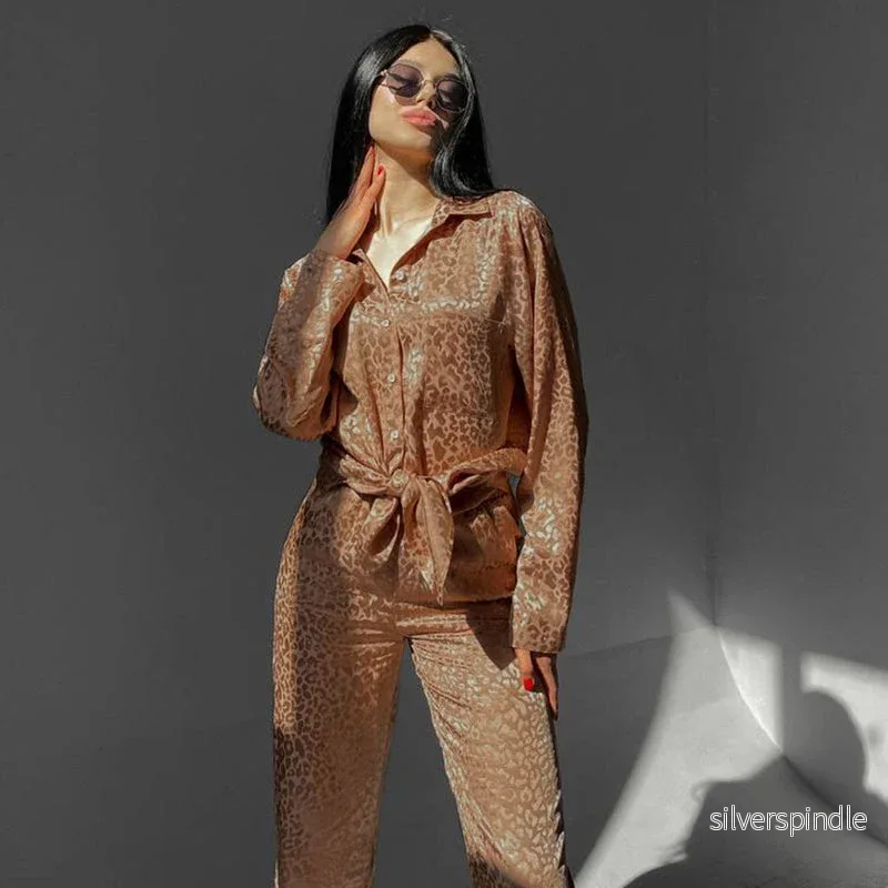 Emma | Trendig Leopardmönstrad Pyjamas med Långärmad Topp och Snörbyxor Emma | Trendig Leopardmönstrad Pyjamas med Långärmad Topp och Snörbyxor