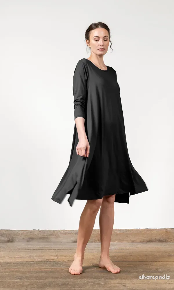 Viskosklänning, a-linjeformad och oversize Viskosklänning, a-linjeformad och oversize
