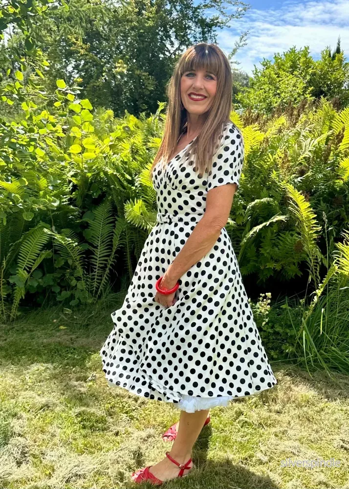 Marilyn kortärmad swingklänning - vitt med svarta prickar - Bild 3