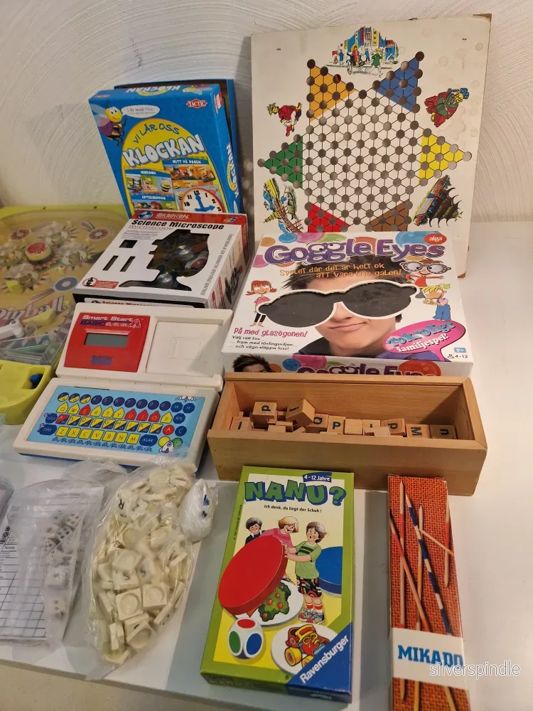 Diverse spel & mikroskop