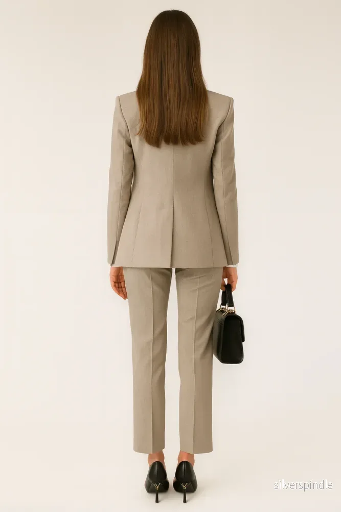 Elegant Damkostym | Beige Dam Kostym med Figursydd Kavaj, Väst och Skräddade Byxor för Professionell Stil - Bild 3