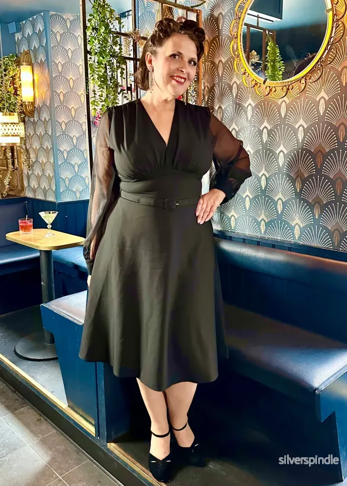 Marilyn A-linjeformad klänning med chiffongärmar - svart - Bild 2