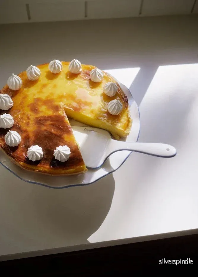Lexington Stoneware Wavy Cake Server Bl/Wh - Bild 3
