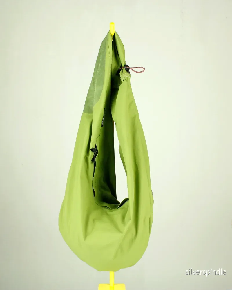 Slungan, pea green 05. - Unik axelväska sydd av återbrukad Klättermusen-jacka – handgjord i Åre - Bild 2