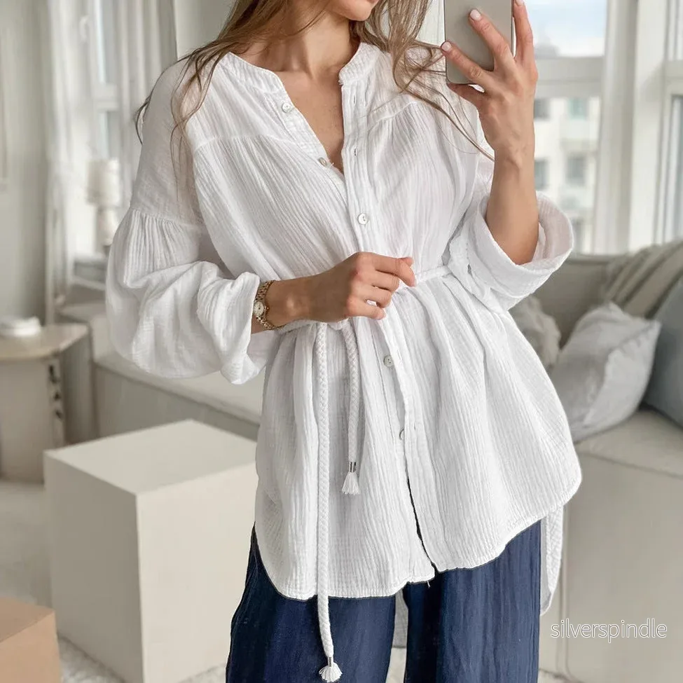Emma | Vit Långärmad Skjorta med Ståkrage och Skärp - Bild 2