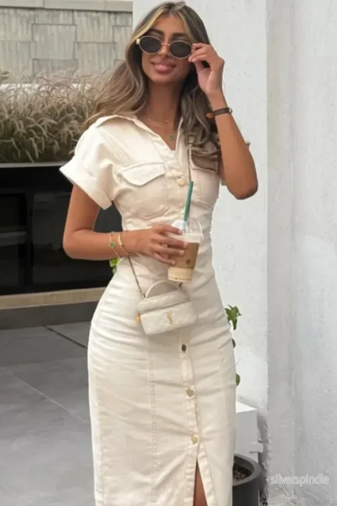 Ella | Modern Figurnära Midiklänning i Denim med Skjortdesign - Bild 2
