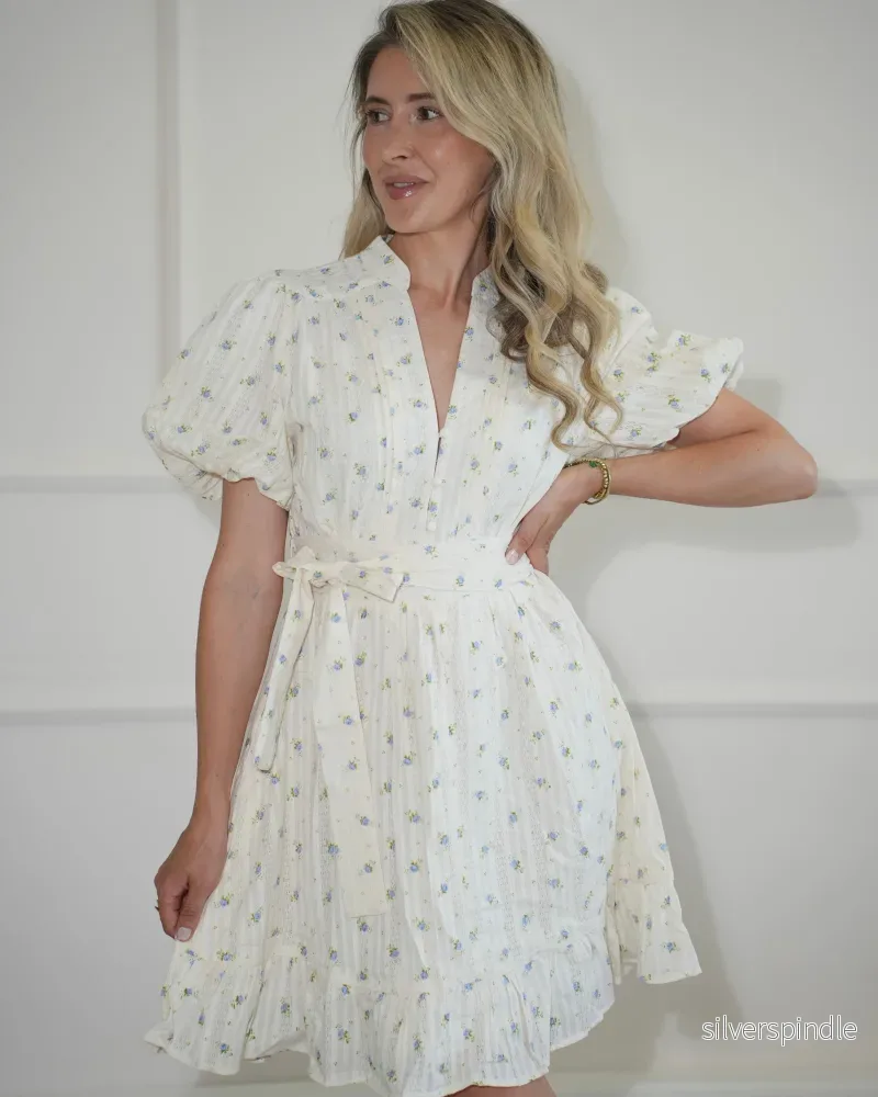 Sophie | Blommig Sommarklänning med Puffärmar och Justerbar Midja Sophie | Blommig Sommarklänning med Puffärmar och Justerbar Midja