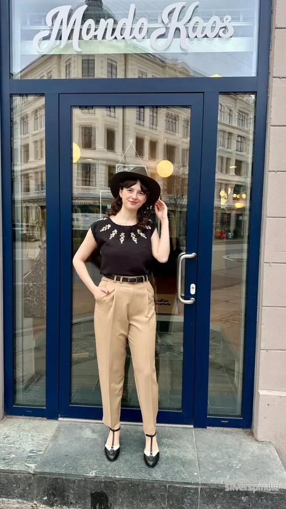 Dorothy Tapered ankelbyxa i tan - Bild 3