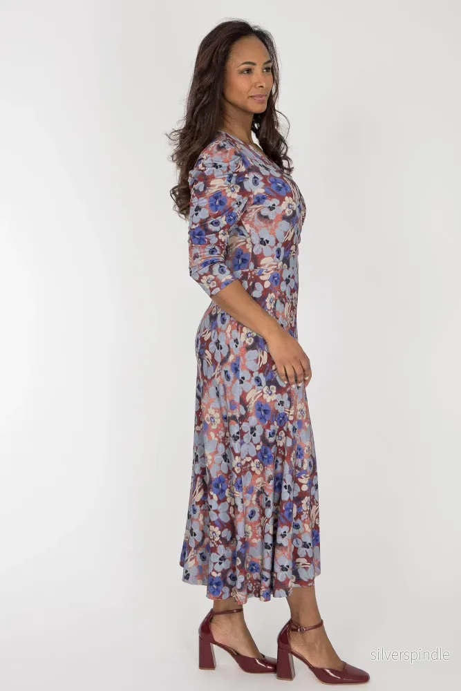 Closed wrap midi jersey dress - Blue flower - Bild 2