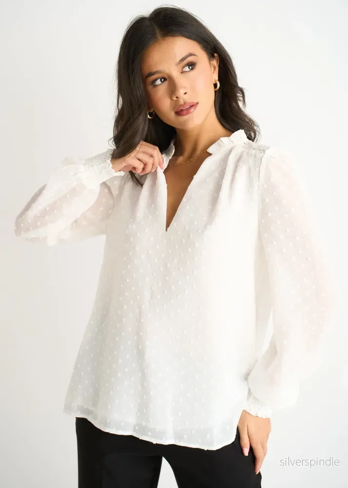 Emma | Elegant Vit Dobby Blus med Volangkrage - Bild 2