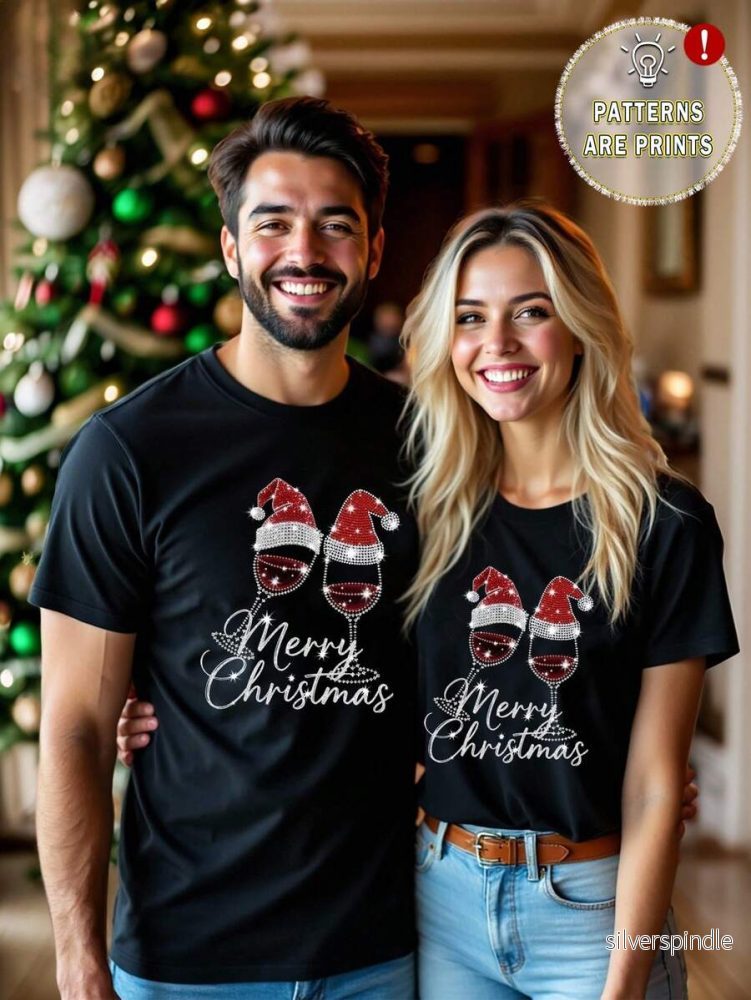 Elegant Jul T-shirt Set | Unisex Svart T-shirt med Rolig Julgrafik | Bekväm Passform för Par Elegant Jul T-shirt Set | Unisex Svart T-shirt med Rolig Julgrafik | Bekväm Passform för Par