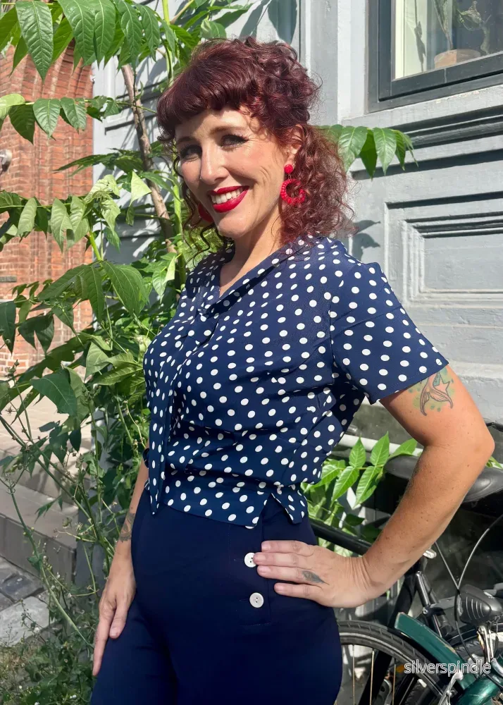 Bonnie kortärmad skjorta i sailorstil - marinblå med prickar - Bild 2