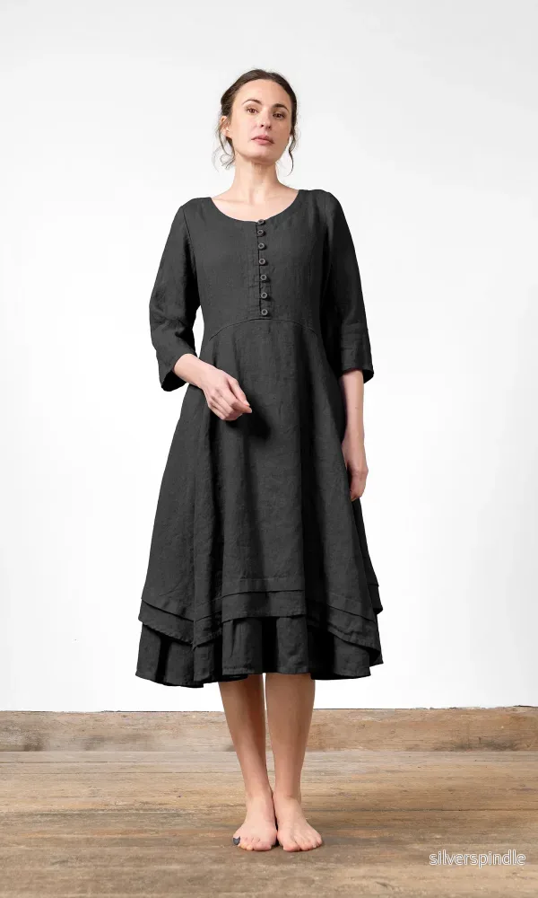 Linneklänning med knappar, figursydd modell Linneklänning med knappar, figursydd modell