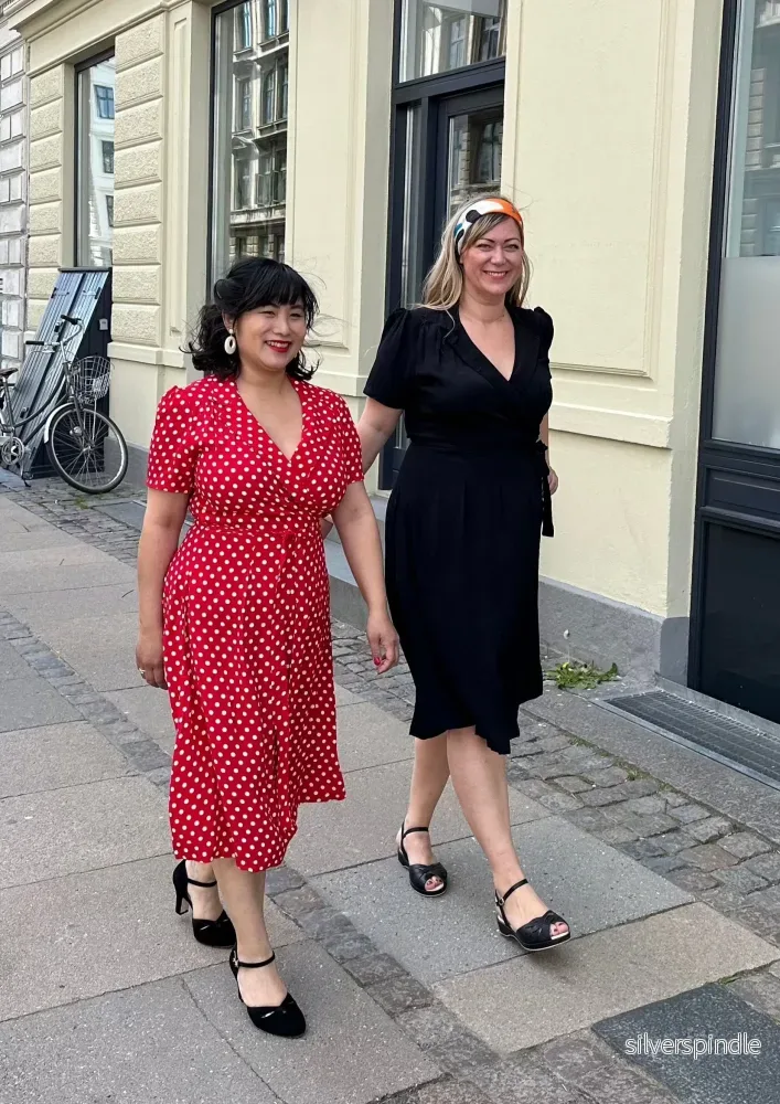 Slåom klänning - rött med prickar - Bild 3