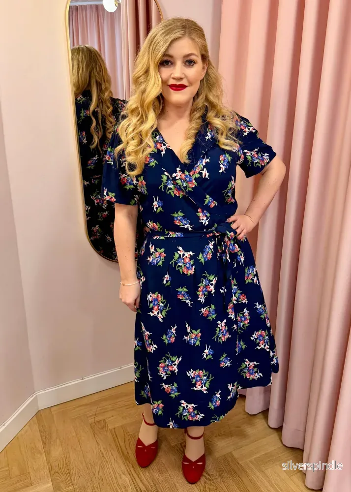 Omlottklänning - marinblå med Floral Dancer-tryck - Bild 2