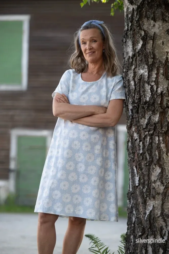 Mjukt formad basklänning i linviscose