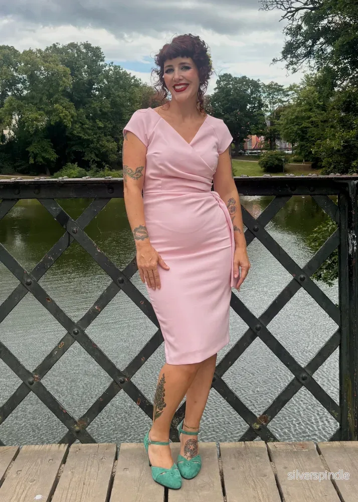 Hourglass pennklänning - baby pink med faux omslag - Bild 2