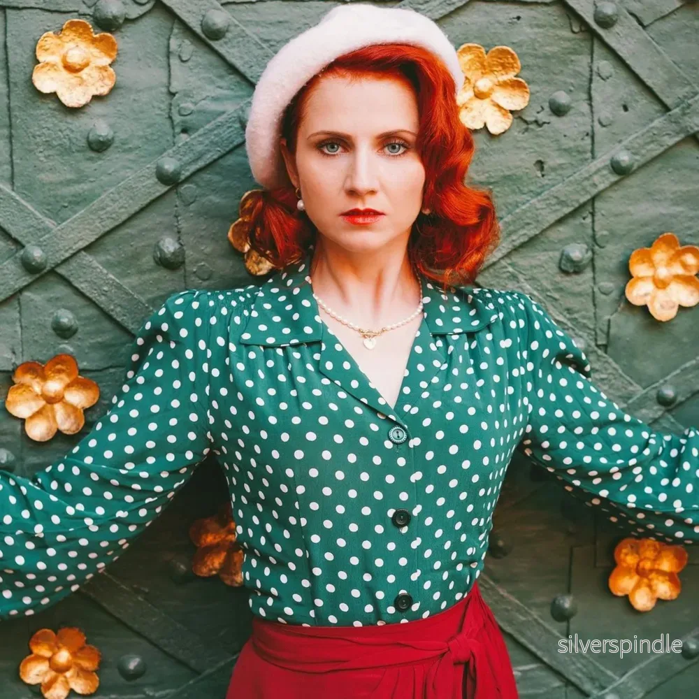 Poppy skjortablus i vintagestil - grönt med prickar - Bild 2
