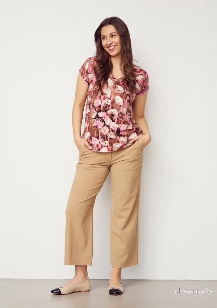 Louis Printed V-Neck T-Shirt - Luxury Camel w/Pink - Bild 3
