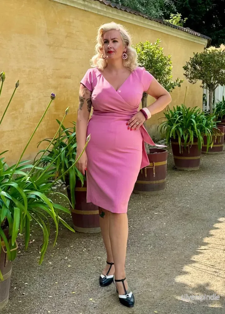 Hourglass pennklänning - rosa med faux omslag - Bild 2