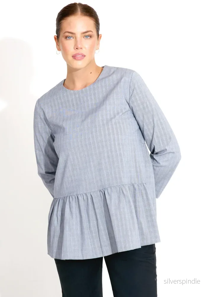 BLOUSE WITH ASYMMETRIC FRILLS 03654 - Svart - Bild 2