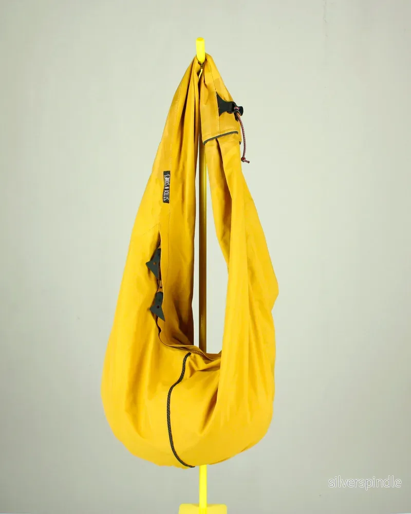 Slungan, mustard yellow 04. - Unik axelväska sydd av återbrukad Klättermusen-jacka – handgjord i Åre - Bild 2