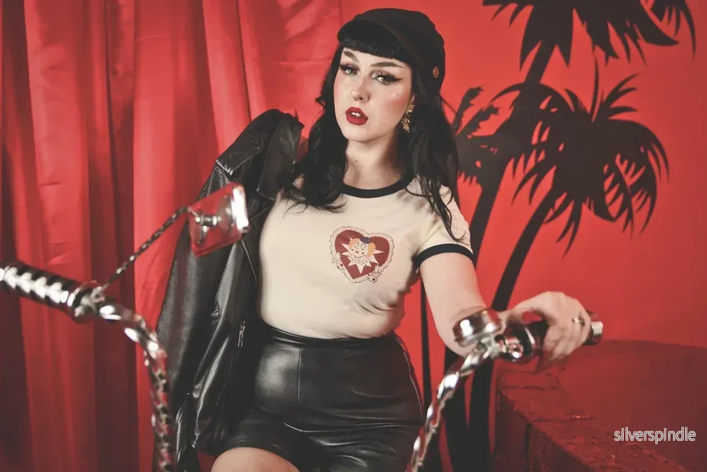T-shirt i 1950-talsstil "Heartbreaker" - vitt med marinblå kant - Bild 2