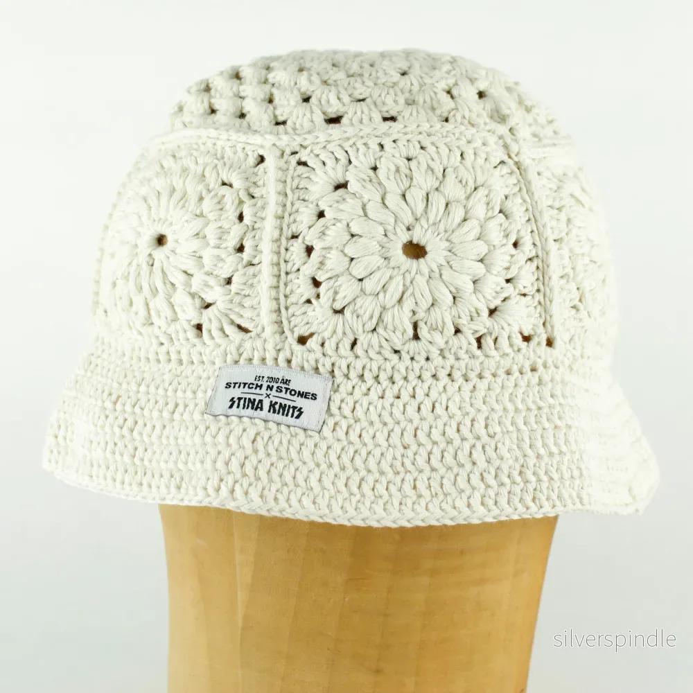 All white crochet bucket hat by Stina Knits - Bild 2
