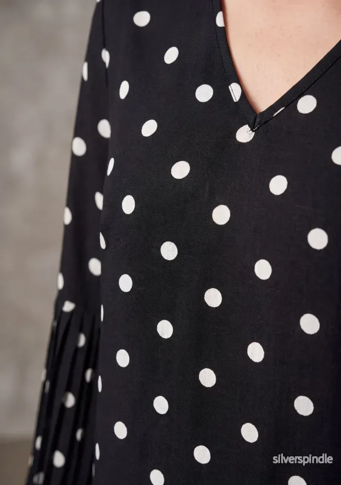 Melba Pleat Dress - Black w/Dots - Bild 3