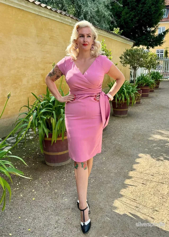 Hourglass pennklänning - rosa med faux omslag - Bild 3