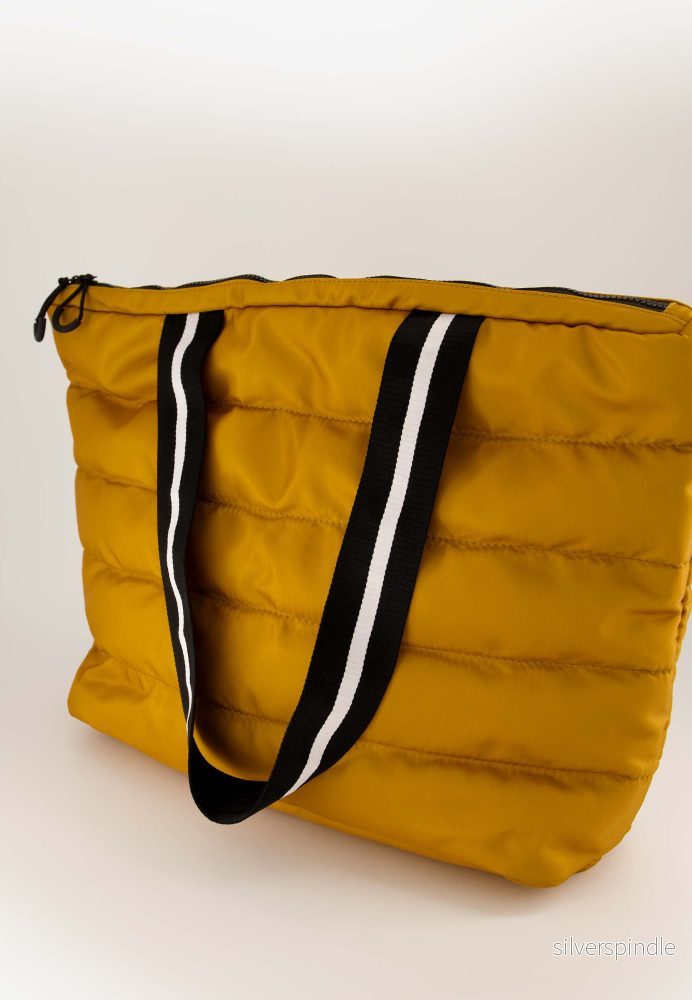 QUILTAD TOTE TRÄNINGSVÄSKA – Senaspsgul QUILTAD TOTE TRÄNINGSVÄSKA – Senaspsgul