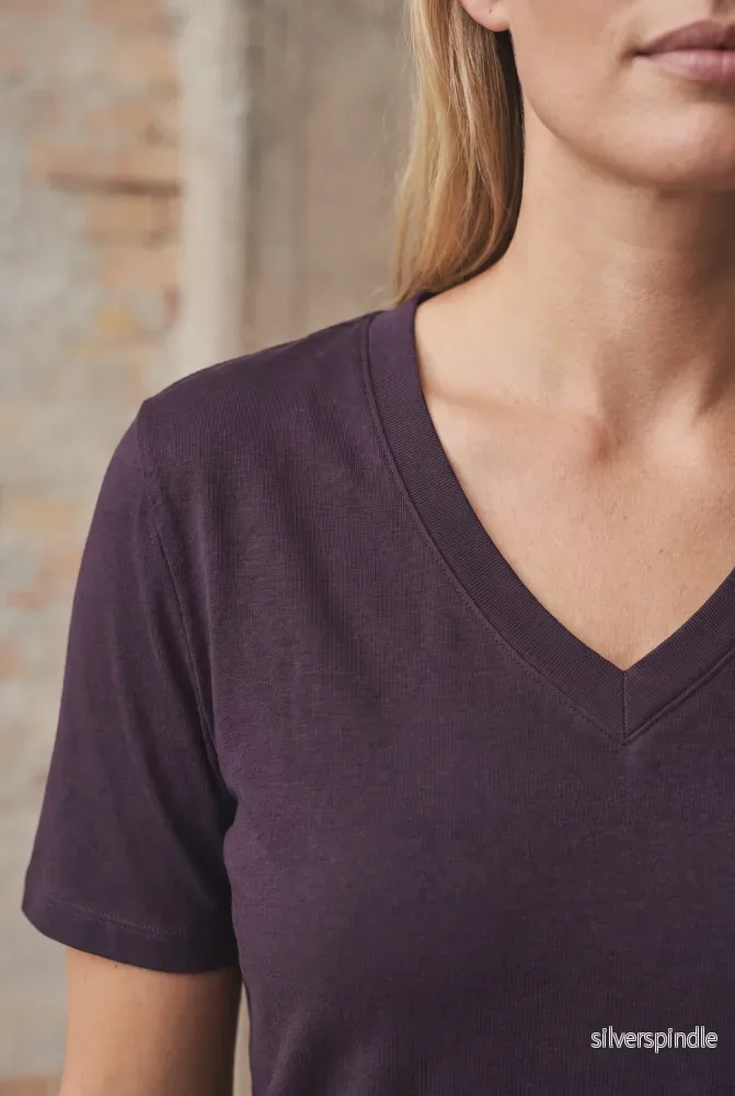 Nugga Basic V-Neck T-Shirt - Aubergine - Bild 2