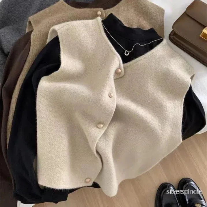 Cropped Stickad Väst för Kvinnor med Knappstängning | Mjukt Lager för Värme och Stil - Bild 3