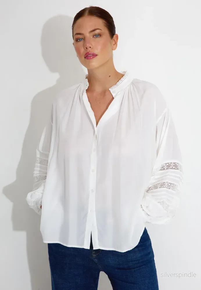 LYANNA BLOUSE – Vit LYANNA BLOUSE – Vit