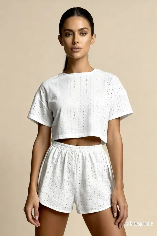 Clarissa | Elegant Sommarpyjamasset med Broderi och Kortärmad Crop Top Clarissa | Elegant Sommarpyjamasset med Broderi och Kortärmad Crop Top