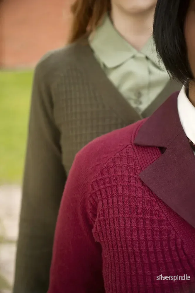 The Cable Knit College Cardigan - Wine - Bild 3