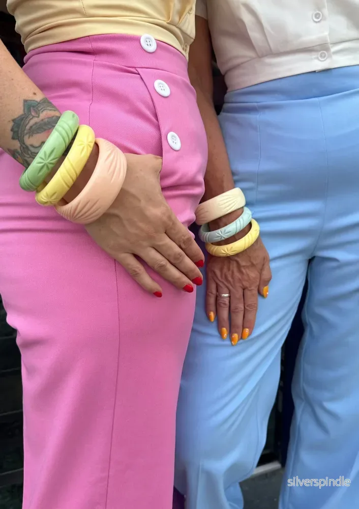 Smalt armband i 1950-talsstil - pastellblå - Bild 2
