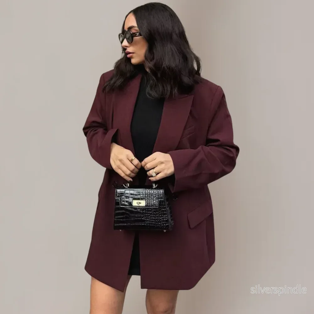 Skräddarsydd Kavaj Dam | Vinröd Blazer med Raffinerad Passform | Elegant Stil för Smart-Casual Look Skräddarsydd Kavaj Dam | Vinröd Blazer med Raffinerad Passform | Elegant Stil för Smart-Casual Look